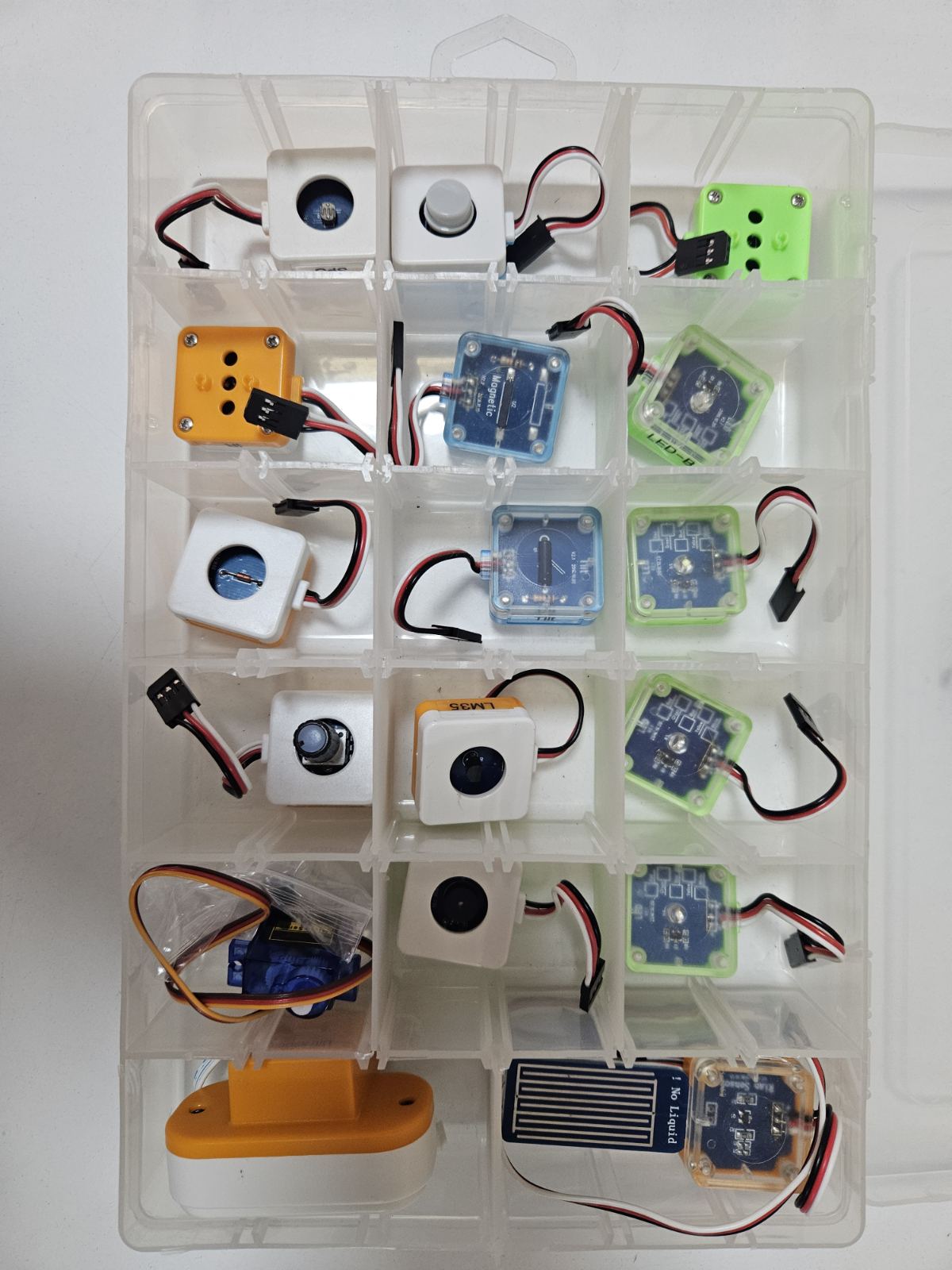 Reference MRT sensor set with sensing inputs, five LEDs, a buzzer and a servo